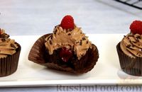 Фото приготовления рецепта: Шоколадно-кофейные капкейки с малиновым конфи - шаг №25