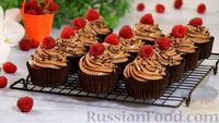 Фото приготовления рецепта: Шоколадно-кофейные капкейки с малиновым конфи - шаг №24