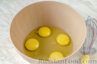 Фото приготовления рецепта: Рулет-омлет с начинкой из сосиски - шаг №2
