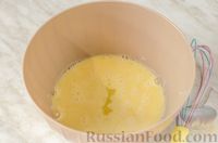 Фото приготовления рецепта: Рулет-омлет с начинкой из сосиски - шаг №3
