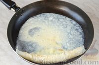 Фото приготовления рецепта: Рулет-омлет с начинкой из сосиски - шаг №8