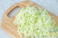 Фото приготовления рецепта: Салат из капусты с кукурузой и арахисом - шаг №2