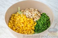 Фото приготовления рецепта: Салат из капусты с кукурузой и арахисом - шаг №4