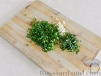 Фото приготовления рецепта: Салат из разноцветных помидоров с зеленью и кунжутом - шаг №3
