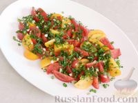 Фото приготовления рецепта: Салат из разноцветных помидоров с зеленью и кунжутом - шаг №7