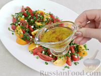 Фото приготовления рецепта: Салат из разноцветных помидоров с зеленью и кунжутом - шаг №8