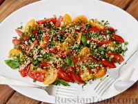 Фото приготовления рецепта: Салат из разноцветных помидоров с зеленью и кунжутом - шаг №11