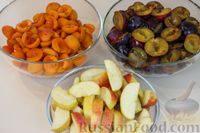 Фото приготовления рецепта: Компот "Ассорти" из абрикосов, слив и яблок (на зиму) - шаг №2