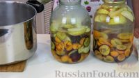 Фото приготовления рецепта: Компот "Ассорти" из абрикосов, слив и яблок (на зиму) - шаг №4