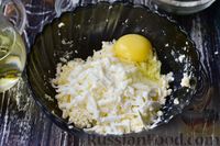 Фото приготовления рецепта: Сырники с брынзой и зеленью - шаг №4