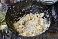 Фото приготовления рецепта: Сырники с брынзой и зеленью - шаг №6