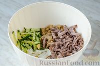 Фото приготовления рецепта: Мясной салат с маринованными грибами - шаг №7