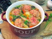 Фото к рецепту: Куриный суп с овощами и свекольными клецками