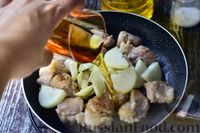 Фото приготовления рецепта: Тушёная свинина с болгарским перцем, хлебом и горчицей - шаг №4