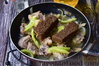 Фото приготовления рецепта: Тушёная свинина с болгарским перцем, хлебом и горчицей - шаг №6