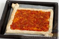 Фото приготовления рецепта: Пирог из слоёного теста с помидорами и маслинами - шаг №12
