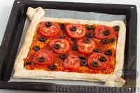 Фото приготовления рецепта: Пирог из слоёного теста с помидорами и маслинами - шаг №13
