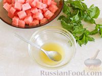 Фото приготовления рецепта: Салат из арбуза, малины и мяты - шаг №3