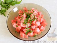 Фото приготовления рецепта: Салат из арбуза, малины и мяты - шаг №4