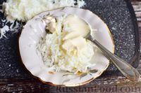 Фото приготовления рецепта: Слоёный салат с крабовыми палочками, ветчиной и яблоком - шаг №2