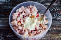 Фото приготовления рецепта: Слоёный салат с крабовыми палочками, ветчиной и яблоком - шаг №4