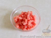 Фото приготовления рецепта: Салат с арбузом, сыром фета и мятой - шаг №4