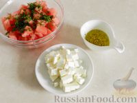 Фото приготовления рецепта: Салат с арбузом, сыром фета и мятой - шаг №6