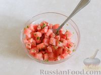 Фото приготовления рецепта: Салат с арбузом, сыром фета и мятой - шаг №7