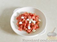 Фото приготовления рецепта: Салат с арбузом, сыром фета и мятой - шаг №9