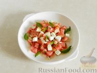 Фото приготовления рецепта: Салат с арбузом, сыром фета и мятой - шаг №10