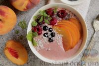 Фото к рецепту: Персиковый смузи-боул с малиной и смородиной