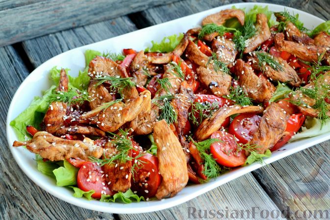 Рецепт салата из жареной курицы с грибами и помидорами: легкий и вкусный
