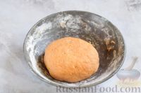 Фото приготовления рецепта: Томатные лепёшки с сырной начинкой - шаг №4