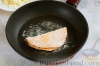 Фото приготовления рецепта: Томатные лепёшки с сырной начинкой - шаг №11