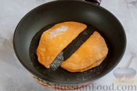 Фото приготовления рецепта: Томатные лепёшки с сырной начинкой - шаг №12