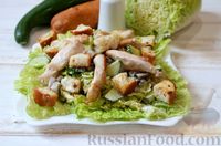 Фото к рецепту: Салат с курицей, пекинской капустой, шампиньонами и сухариками