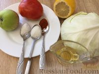 Фото приготовления рецепта: Салат из капусты с яблоками и помидорами - шаг №1