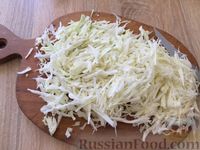 Фото приготовления рецепта: Салат из капусты с яблоками и помидорами - шаг №2