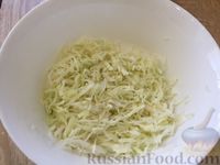 Фото приготовления рецепта: Салат из капусты с яблоками и помидорами - шаг №3