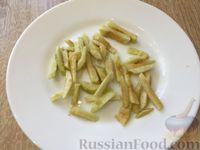 Фото приготовления рецепта: Салат из капусты с яблоками и помидорами - шаг №7