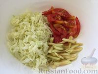Фото приготовления рецепта: Салат из капусты с яблоками и помидорами - шаг №9