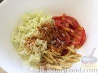 Фото приготовления рецепта: Салат из капусты с яблоками и помидорами - шаг №10