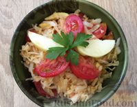 Фото приготовления рецепта: Салат из капусты с яблоками и помидорами - шаг №12
