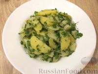 Фото приготовления рецепта: Салат из картофеля, помидоров и огурцов - шаг №12
