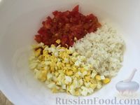 Фото приготовления рецепта: Салат из яиц, помидоров и риса - шаг №8