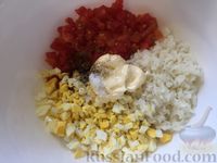 Фото приготовления рецепта: Салат из яиц, помидоров и риса - шаг №9