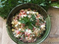 Фото приготовления рецепта: Салат из яиц, помидоров и риса - шаг №11
