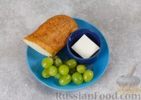 Фото приготовления рецепта: Бутерброды с сыром фета и виноградом - шаг №1