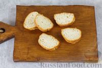 Фото приготовления рецепта: Бутерброды с сыром фета и виноградом - шаг №2