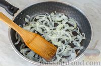 Фото приготовления рецепта: Салат из жареных баклажанов с луком и шпинатом - шаг №6
